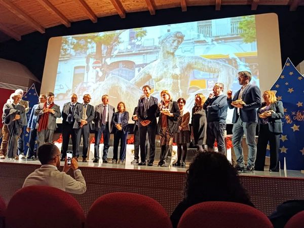 Grande successo per il talk “Arte, design e artigianato”. A Galatina si apre la rassegna “Natale in città”
➡️ www.galatina24.it
