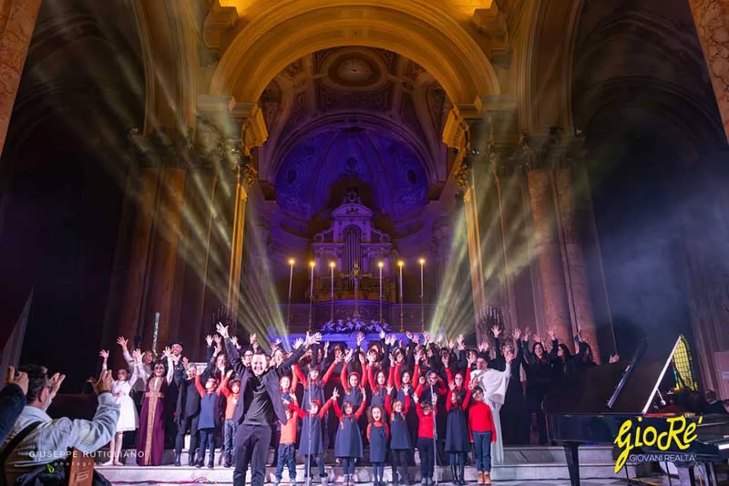 Un mondo di pace: il “Concerto di Natale” di Gioré emoziona, entusiasma e coinvolge

🌐 www.galatina24.it