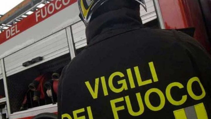 Incendio di vaste dimensioni all’Ecocentro di Lequile. Attivato il Centro Coordinamento Soccorsi (CCS)