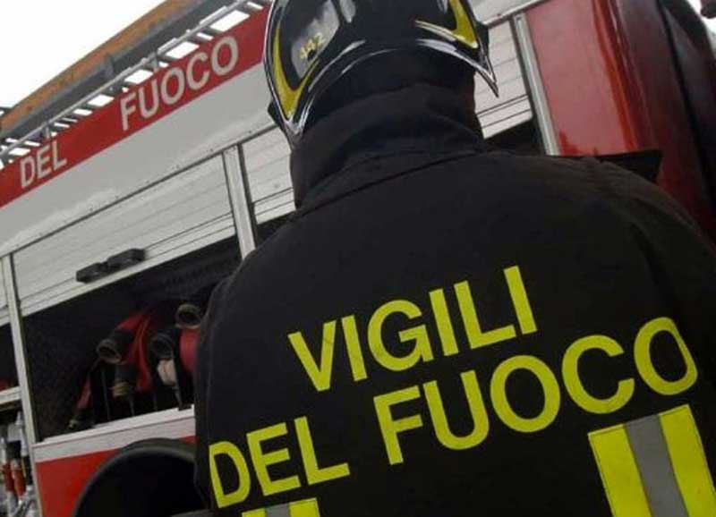 Incendio di vaste dimensioni all’Ecocentro di Lequile. Attivato il Centro Coordinamento Soccorsi (CCS)