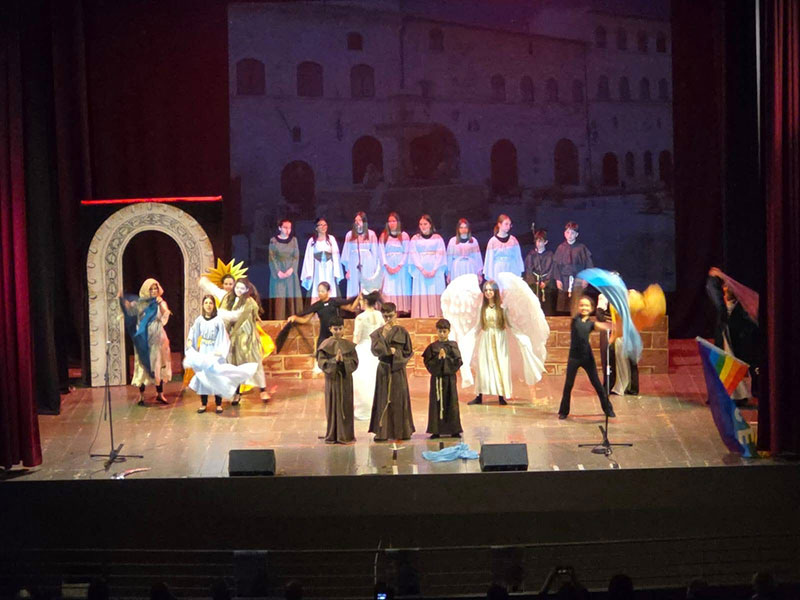 “Da Galatina ad Assisi sulle orme di San Francesco”: in scena lo spettacolo del Polo 1 “Da Galatina ad Assisi sulle orme di San Francesco”: in scena lo spettacolo del Polo 1