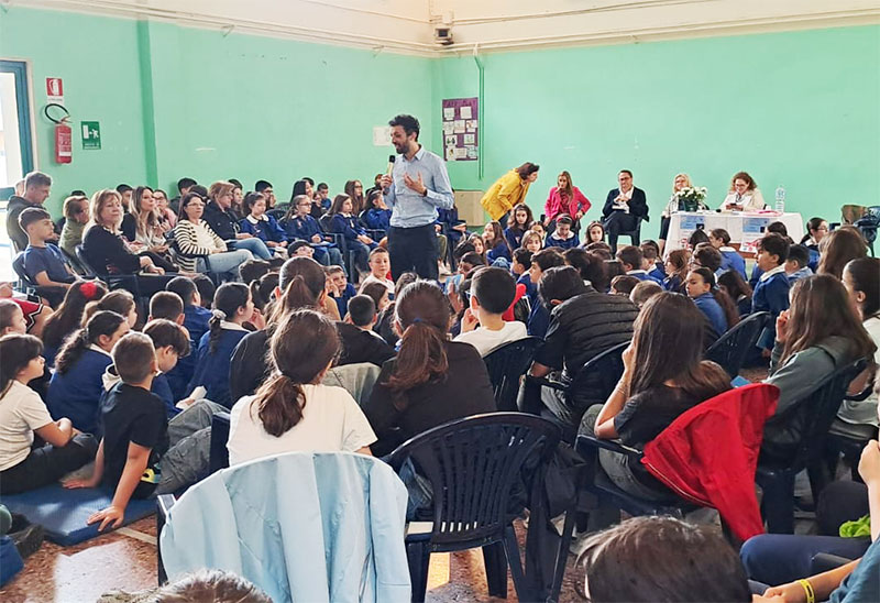 Gli studenti del Polo 3 di Galatina-Noha incontrano Dario Levantino, autore de “Il cane di Falcone” Gli studenti del Polo 3 di Galatina-Noha incontrano Dario Levantino, autore de “Il cane di Falcone”