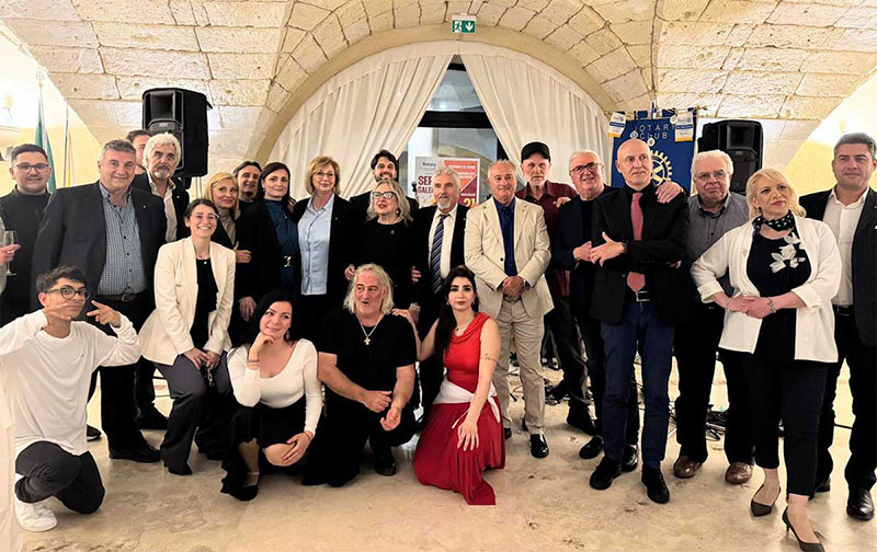 Il Rotary Club di Galatina consegna la Targa dell’Amicizia al prof. Pierpaolo De Giorgi Il Rotary Club di Galatina consegna la Targa dell’Amicizia al prof. Pierpaolo De Giorgi