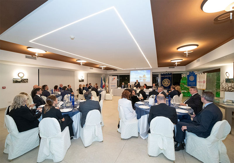 Tradizionale cerimonia del “Passaggio del Martelletto” per il Rotary Club di Galatina Tradizionale cerimonia del “Passaggio del Martelletto” per il Rotary Club di Galatina