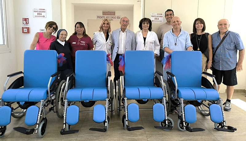 Cuore e mani aperte OdV dona quattro sedie a rotelle al Pronto Soccorso dell’Ospedale di Lecce Cuore e mani aperte OdV dona quattro sedie a rotelle al Pronto Soccorso dell’Ospedale di Lecce