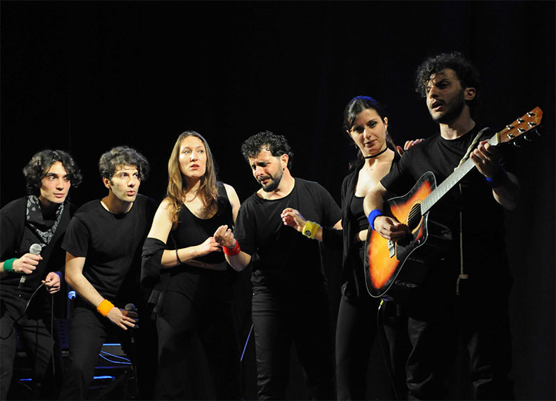“Qualcosa di grande”, uno spettacolo tra racconto, teatro e musica “Qualcosa di grande”, uno spettacolo tra racconto, teatro e musica
