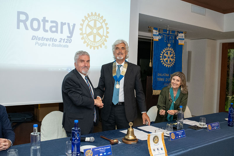 “Passaggio del Martelletto” al Rotary Club di Galatina. Presentato il nuovo consiglio “Passaggio del Martelletto” al Rotary Club di Galatina. Presentato il nuovo consiglio