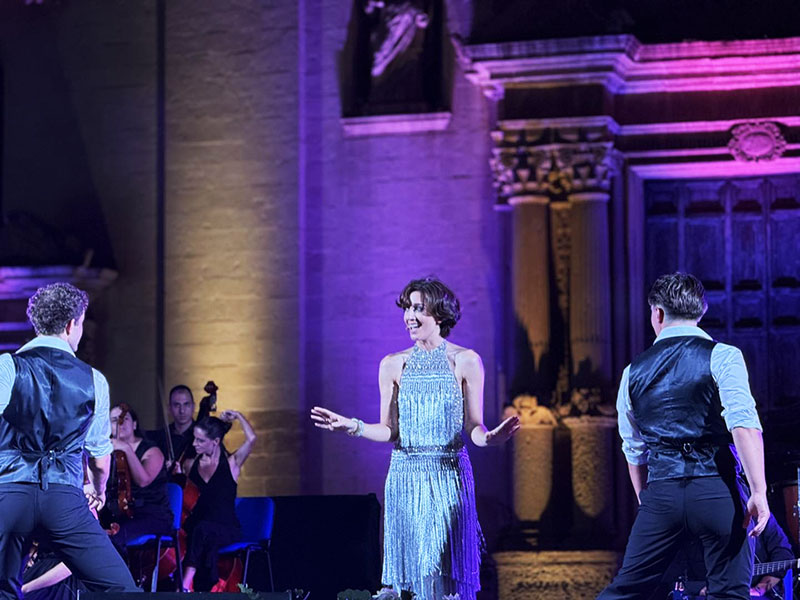 Il soprano Carly Paoli ha “illuminato” Galatina con la sua voce e la sua bellezza Il soprano Carly Paoli ha “illuminato” Galatina con la sua voce e la sua bellezza