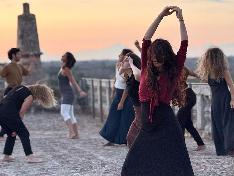 “Danzare il Mito”: performance site-specific frutto del dialogo tra corpo e paesaggio “Danzare il Mito”: performance site-specific frutto del dialogo tra corpo e paesaggio