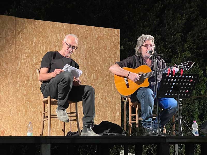 Fabrizio Saccomanno e Mino De Santis in scena con “Trapule” a Cutrofiano Fabrizio Saccomanno e Mino De Santis in scena con “Trapule” a Cutrofiano