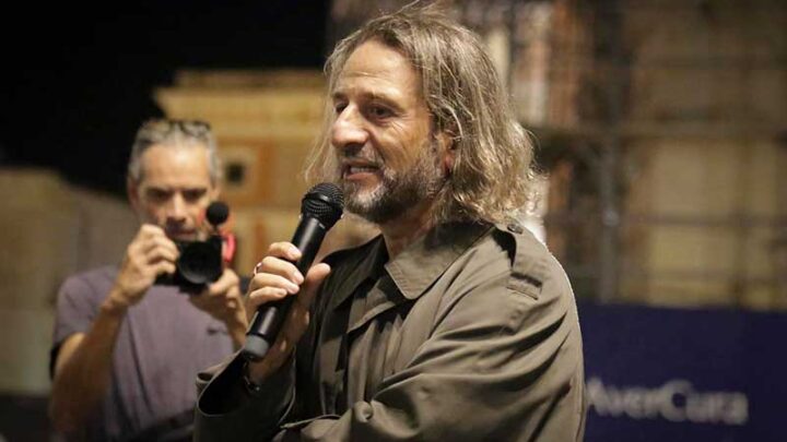 “Artisti barboni per un giorno”: un palchetto e un costume con tante storie da condividere