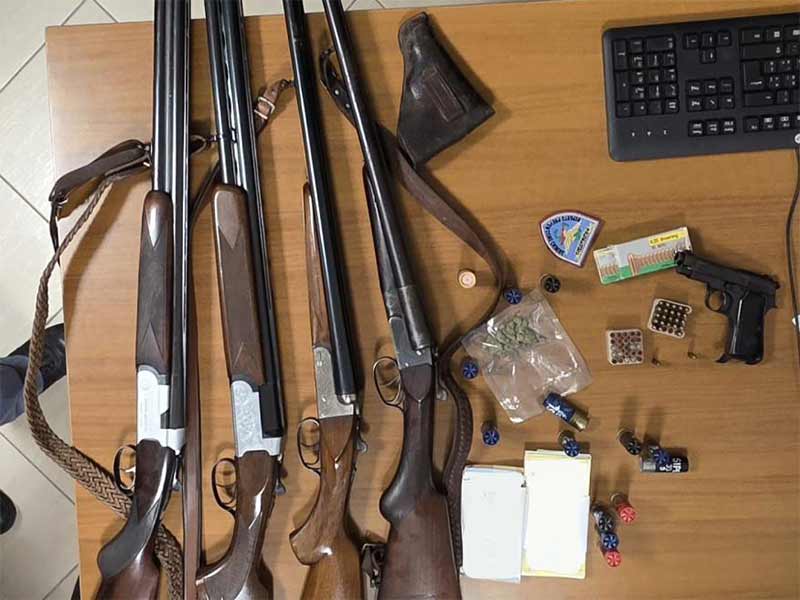 Controlli straordinari della Polizia di Stato: sanzioni, denunce e sequestro di armi Controlli straordinari della Polizia di Stato: sanzioni, denunce e sequestro di armi