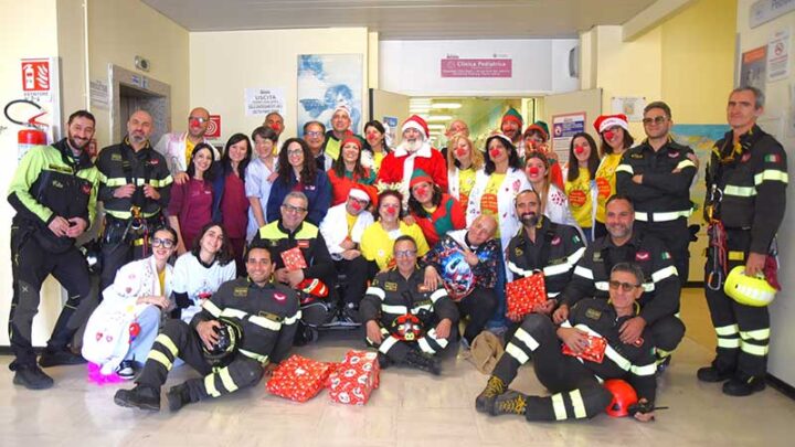 Babbo Natale dai tetti del “Fazzi” con i Vigili del Fuoco per consegnare doni ai piccoli pazienti
