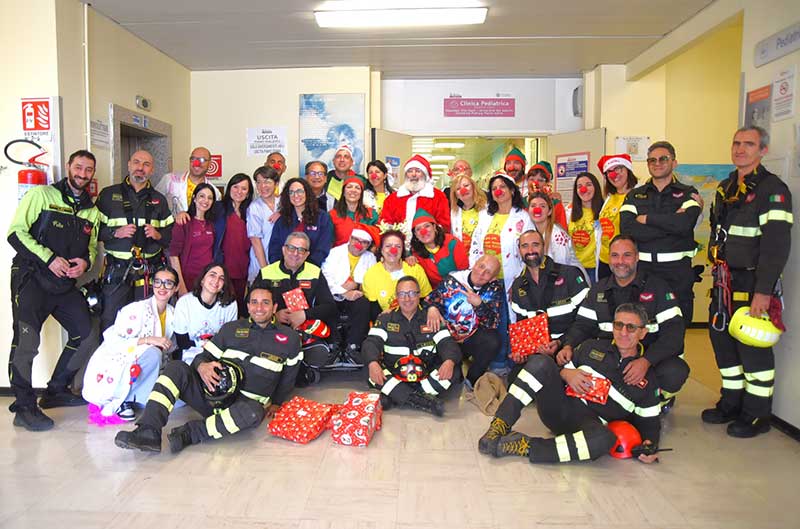Babbo Natale dai tetti del “Fazzi” con i Vigili del Fuoco per consegnare doni ai piccoli pazienti