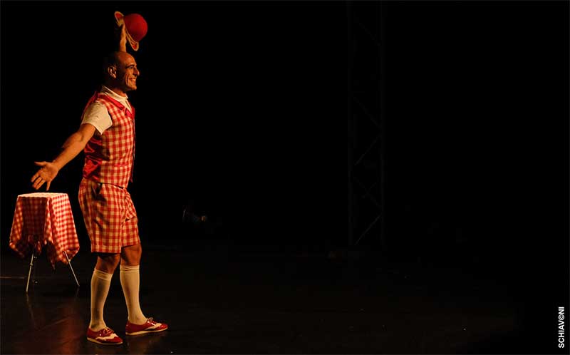 “Love is in the air” del poliedrico giocoliere Andrea Farnetani per la rassegna Germogli