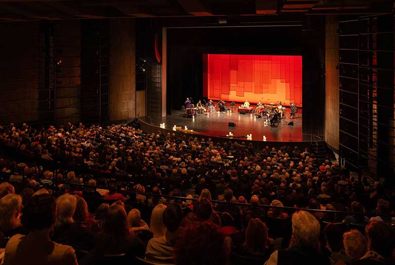 Mauro Durante del Canzoniere Grecanico Salentino alla Stanford University e in tour con Silkroad Ensemble