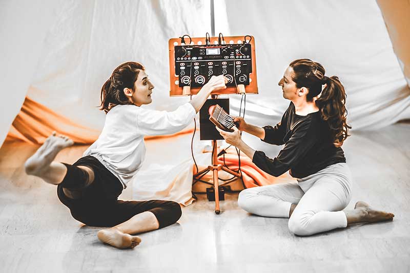 “Shhh!” e “Smile” di Factory Compagnia Transadriatica, due spettacoli per la rassegna “Ci vuole un fiore”