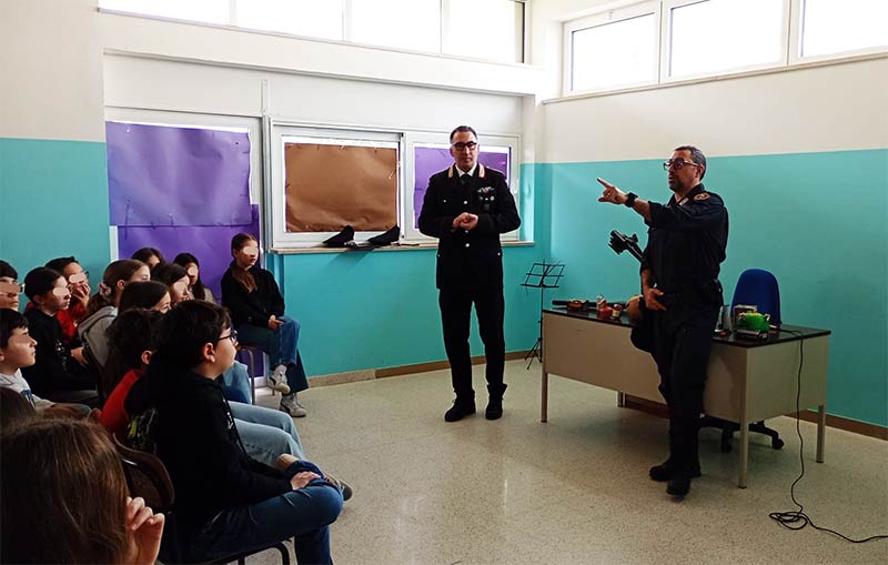 Educare alla legalità fin dai banchi di scuola: l’incontro con Carabinieri e artificieri al Polo 3 di Galatina