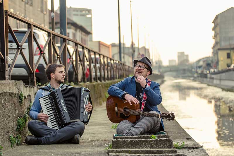 “Canta storie”: un cabaret‑concerto popolato da personaggi in equilibrio fra amore e libertà