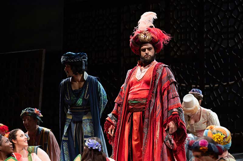 Il successo del cantante d’opera salentino Adolfo Corrado. Dalla Scala di Milano sino a Parigi e New York