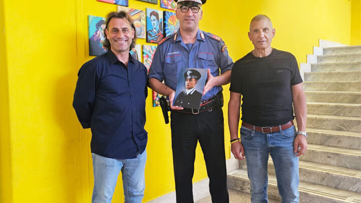 Gli studenti del Liceo Artistico di Galatina consegnano al Comandante Lezzi un ritratto di Salvo D’Acquisto