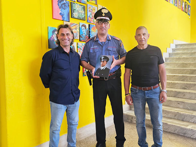 Gli studenti del Liceo Artistico di Galatina consegnano al Comandante Lezzi un ritratto di Salvo D’Acquisto