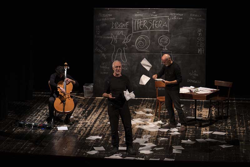 “Verba Manent. Canto per Ennio De Giorgi” arriva a Parigi grazie al linguaggio del teatro