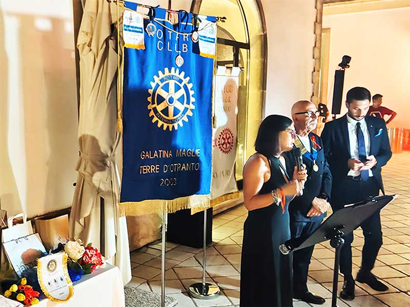 “Rosso d’Otranto” incanta il Salento. E’ un successo la festa d’estate del Rotary Club di Galatina