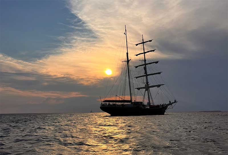 “Il saluto tra le onde” di Nave Italia, il più grande brigantino-goletta del mondo