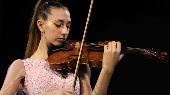 La giovane violinista Maria Serena Salvemini ospite della stagione sinfonica estiva della OLES