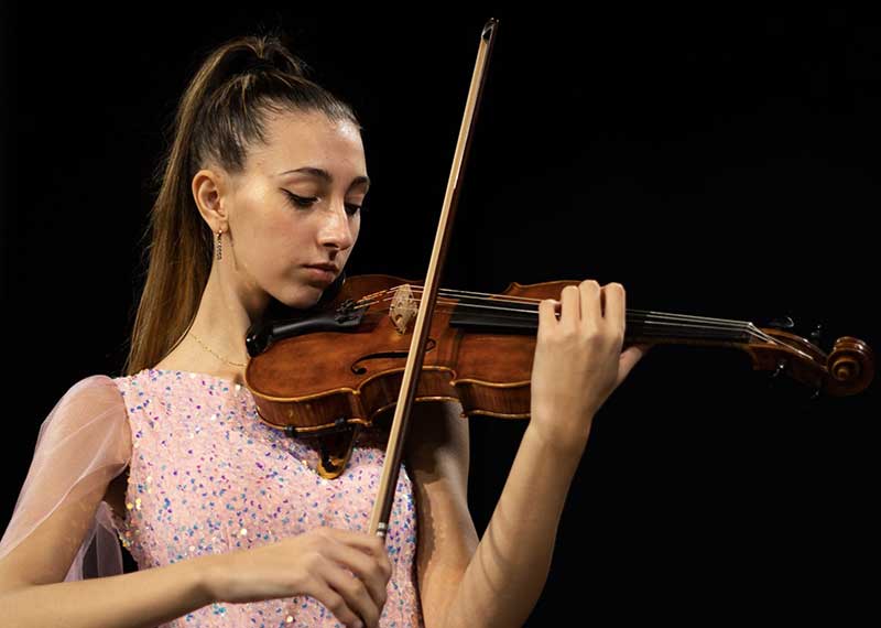 La giovane violinista Maria Serena Salvemini ospite della stagione sinfonica estiva della OLES