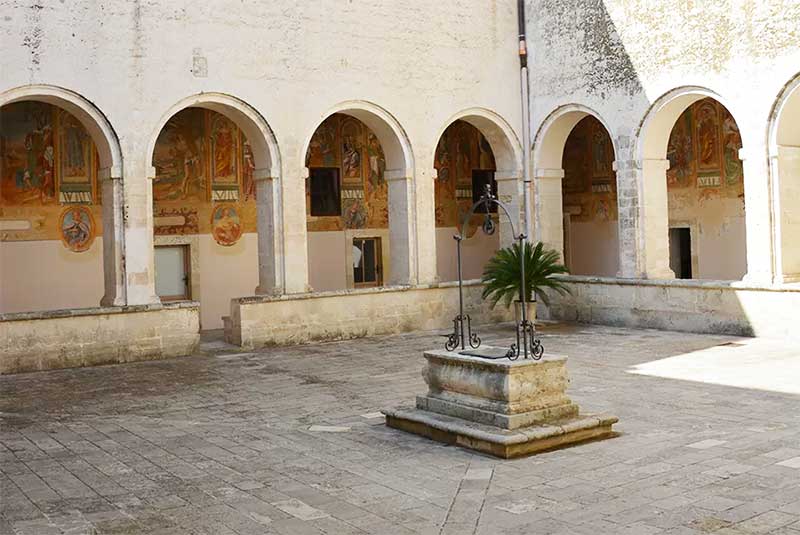 Galatina celebra l’arte contemporanea nel Chiostro della Basilica di Santa Caterina d’Alessandria