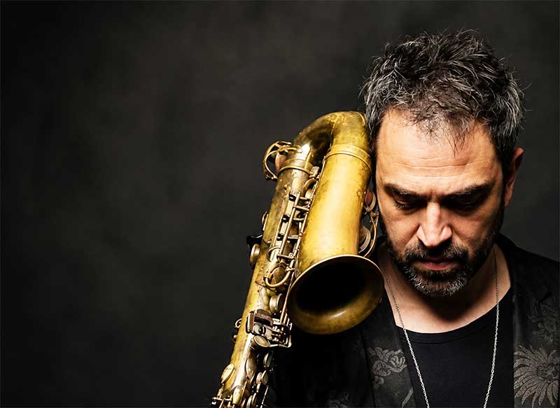 Il compositore salentino Raffaele Casarano protagonista di “Anì – Dialoghi d’anima tra jazz e sinfonico”