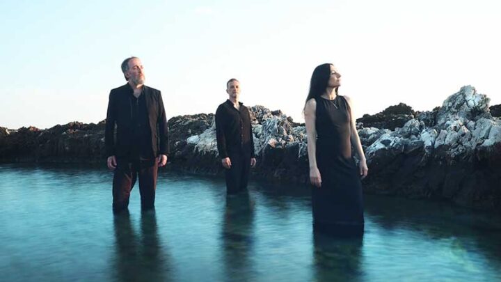 “Sta strada” è il titolo del quinto lavoro discografico del trio pugliese La Cantiga de la Serena