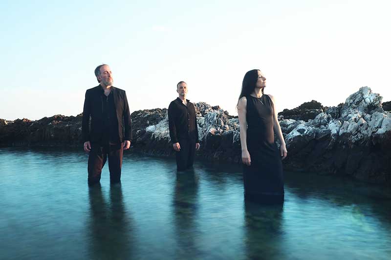 “Sta strada” è il titolo del quinto lavoro discografico del trio pugliese La Cantiga de la Serena